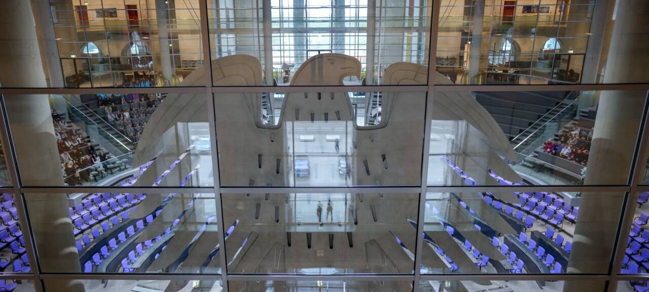 Blick auf den Bundesadler im Plenum des Bundestags