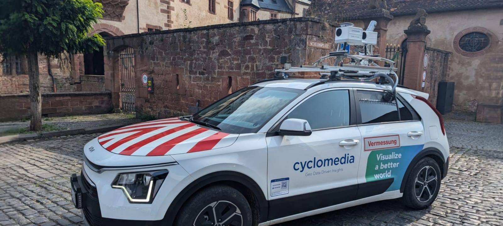 Kamera-Autos fahren durch Duisburg