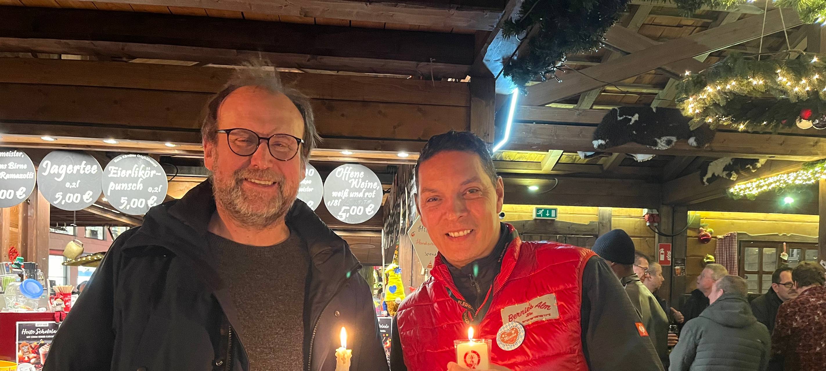 Friedenslicht Aktion auf dem Duisburger Weihnachtsmarkt