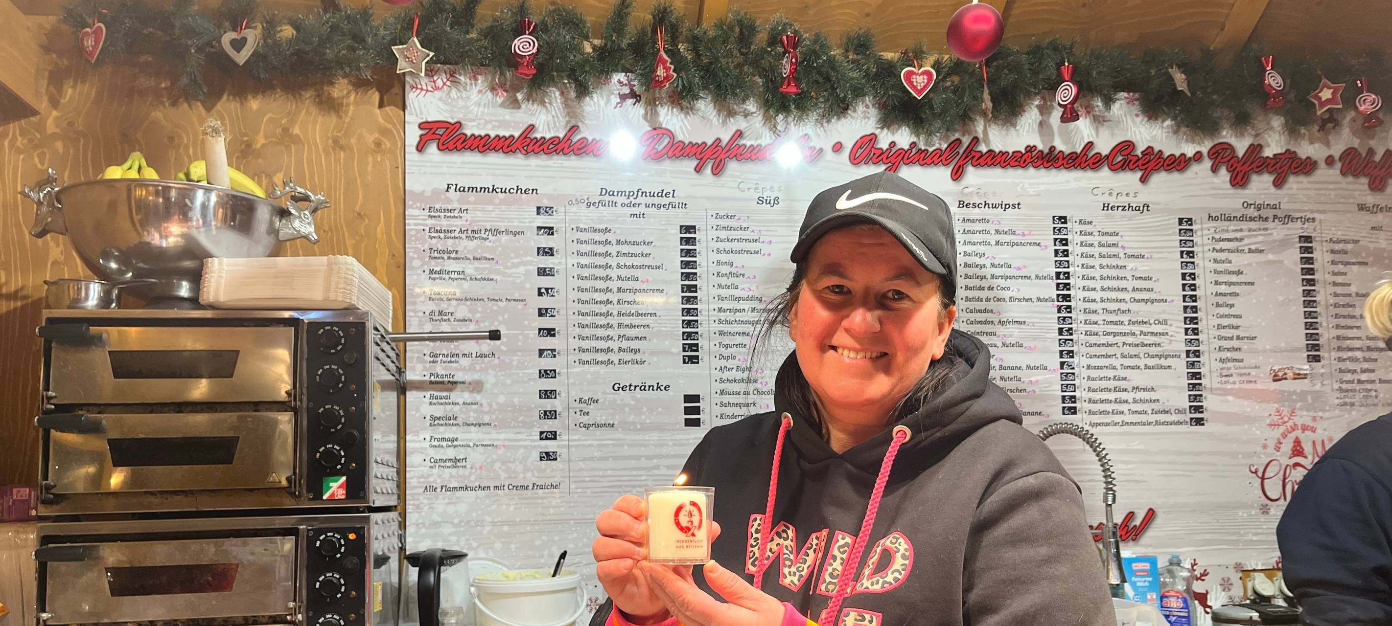 Friedenslicht Aktion auf dem Duisburger Weihnachtsmarkt