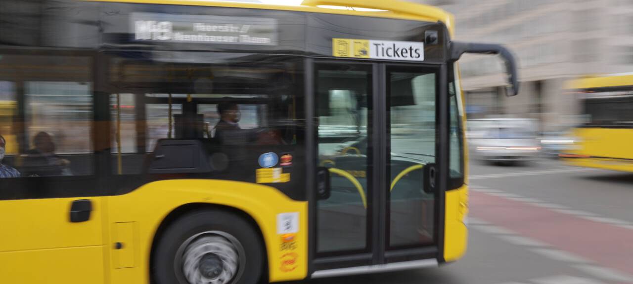 Ein BVG-Bus fährt am Zoologischen Garten in Berlin vorbei