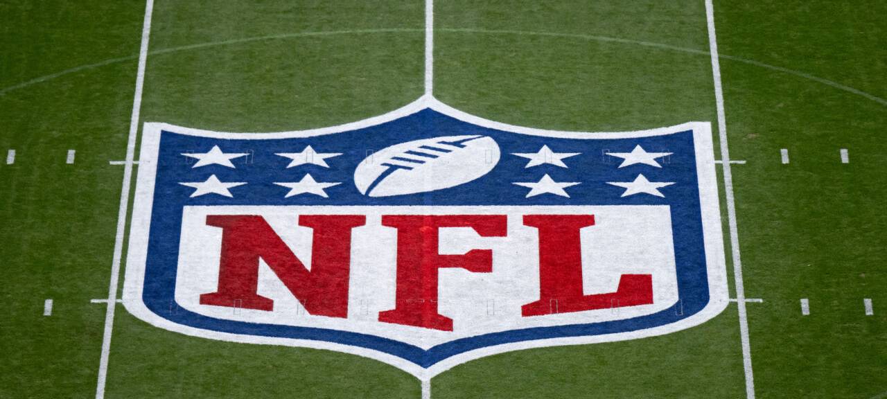 Das Logo der NFL ist in der Allianz Arena zu sehen.