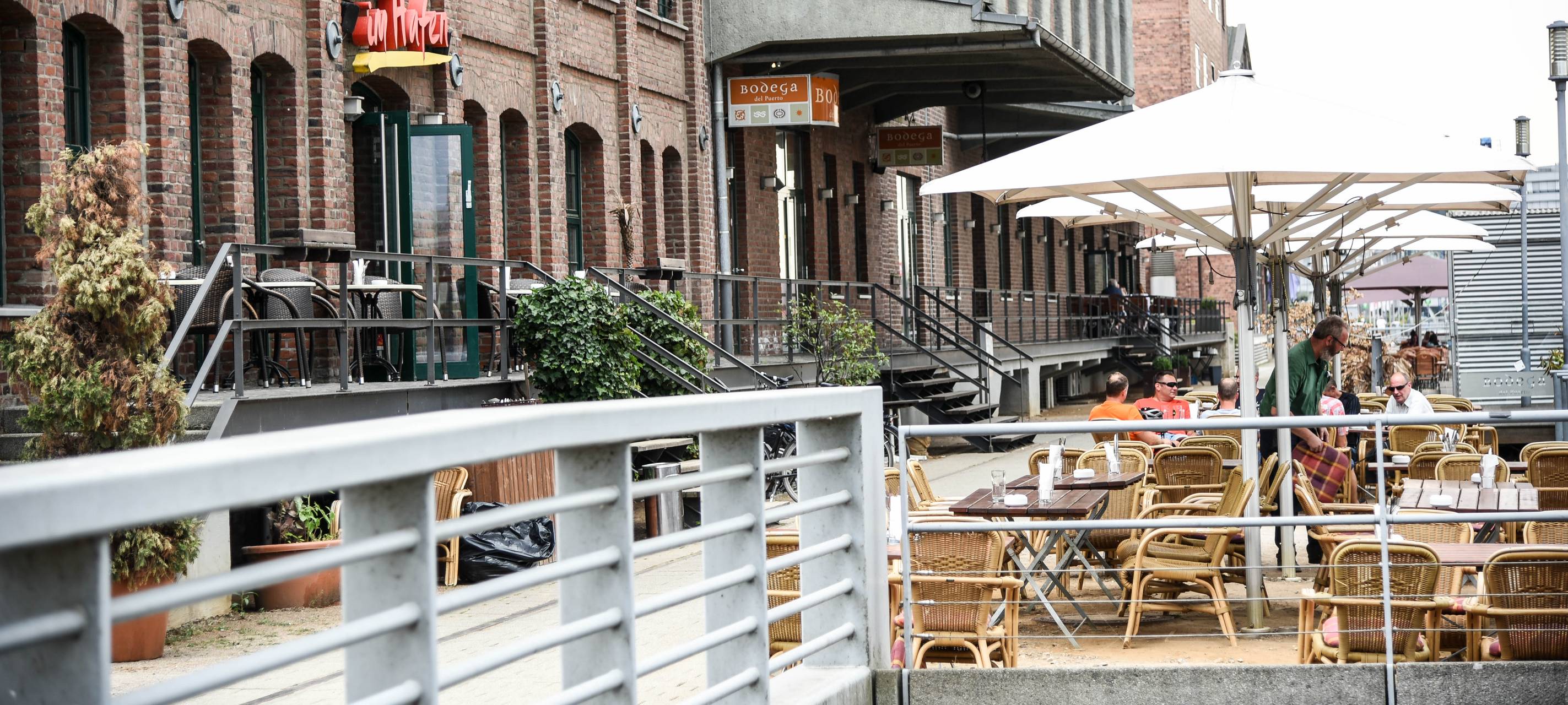 Innenhafen - altes Restaurant im Hafen