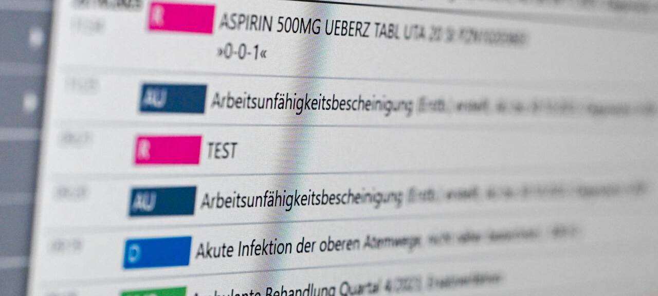 Auf einem Bildschirm in der E-Health-Showpraxis der Kassenärztlichen Vereinigung Berlin ist eine elektronische Patientenakte ePA dargestellt