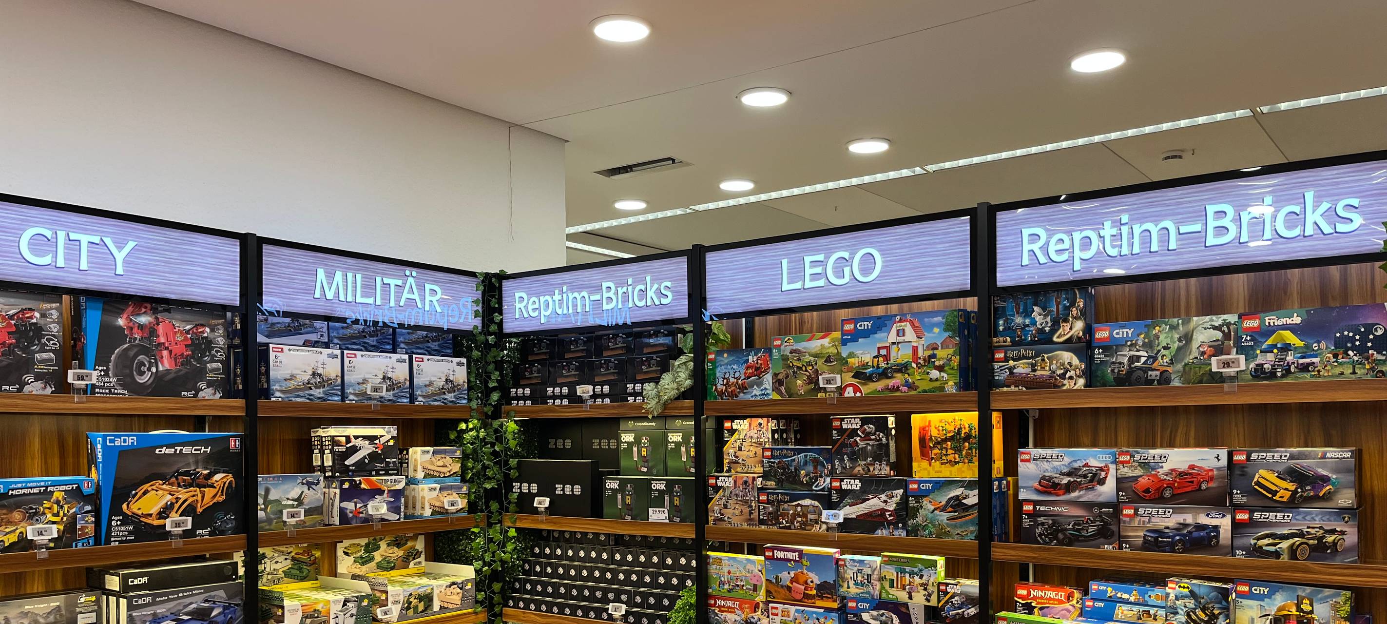 Regale vollgestellt mit Lego-Sets im Laden Reptim-Bricks