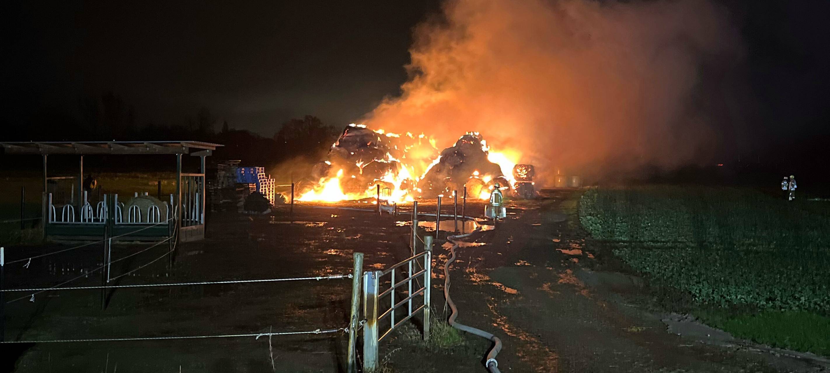 Nach Heuballenbränden in Duisburg: Vier Feuerwehrleute in U-Haft