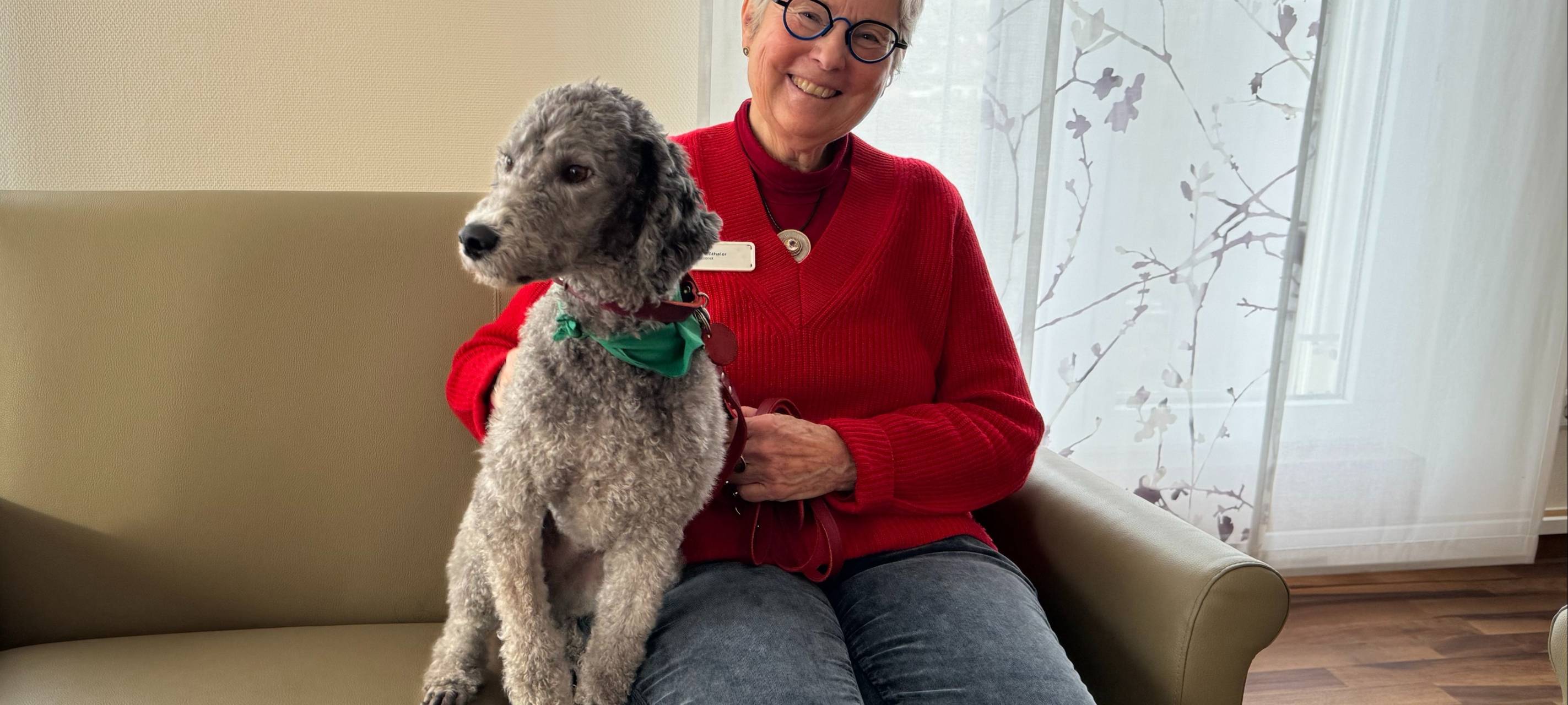 Palliativhund Hannes besucht mit Besitzerin Isabel Meßthaler die Helios St. Anna Klinik Duisburg.