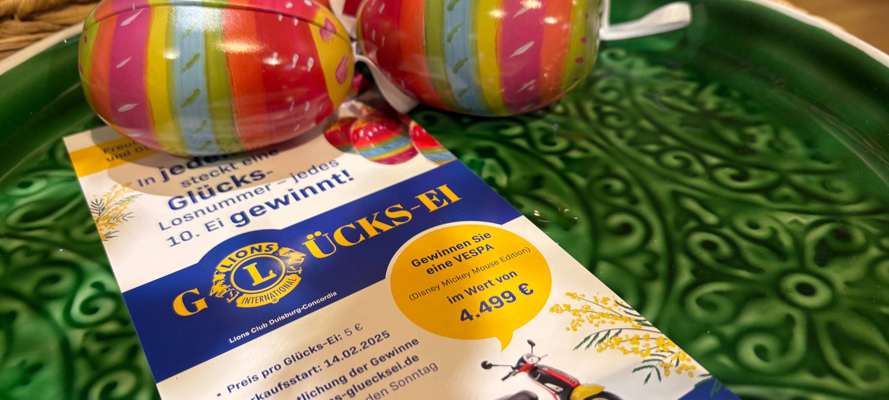 Neue Glücks-Eier des Lions Club Duisburg-Concordia mit Flyer im Vordergrund