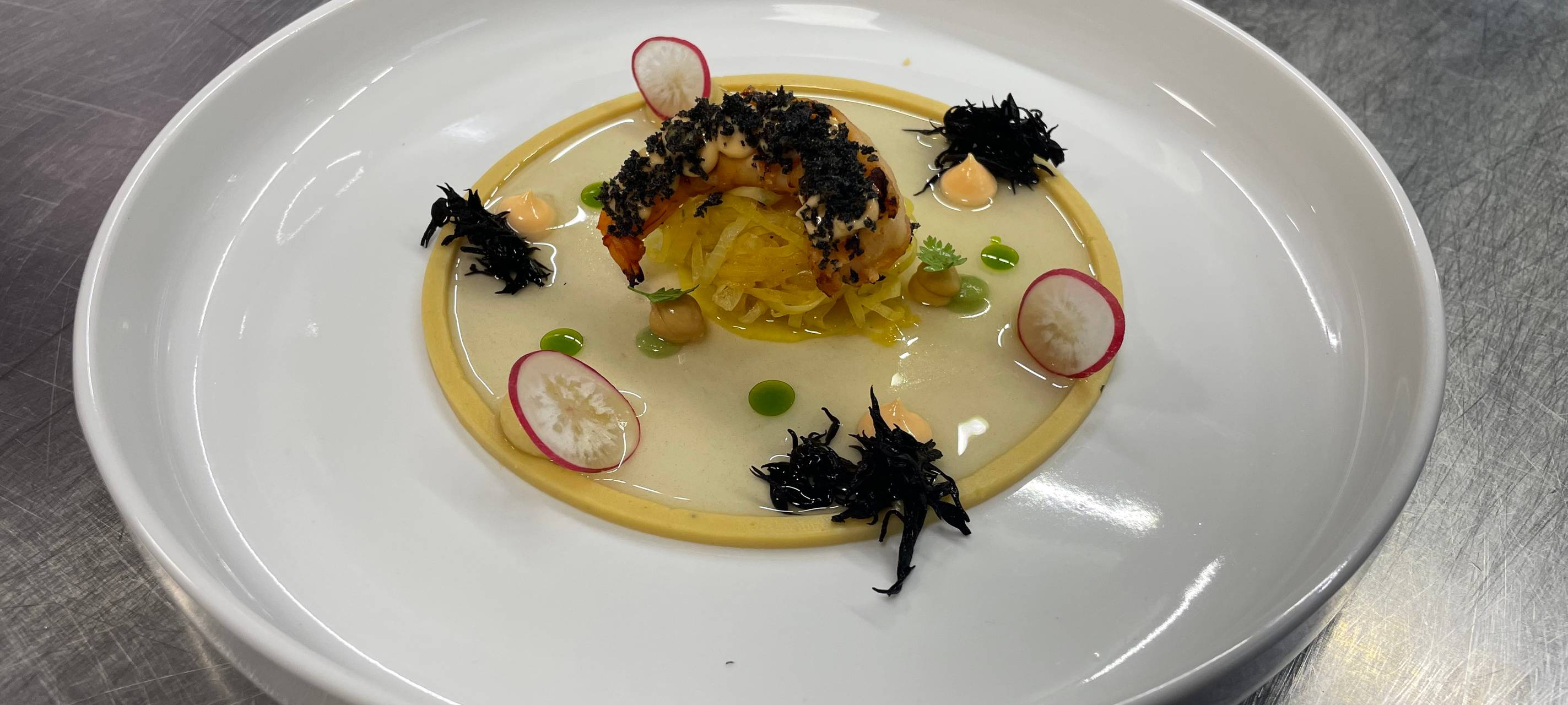 "Miso Power" nennt sich die Garnele, die mit einem Ring aus Hummus serviert wird.