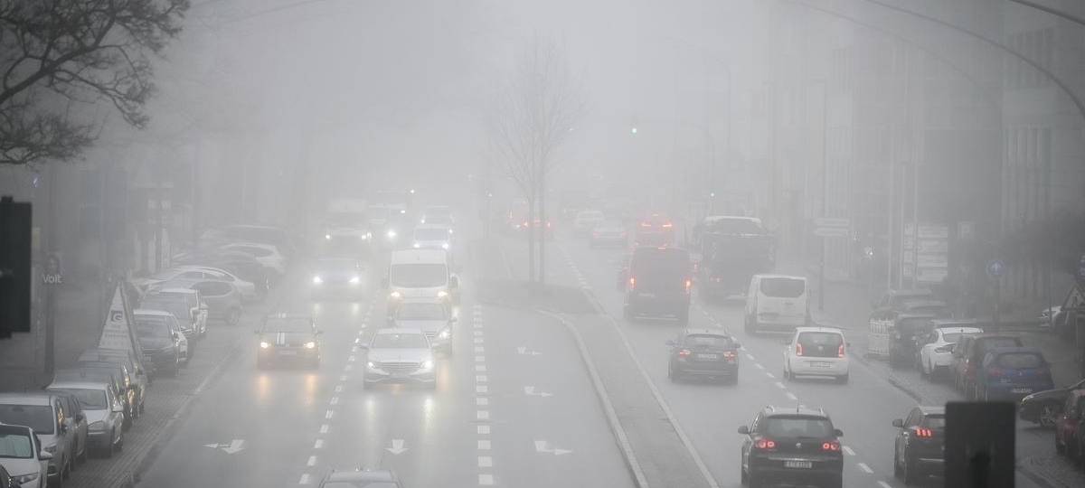 Autos fahren durch die schlechte Luft im Ruhrgebiet.
