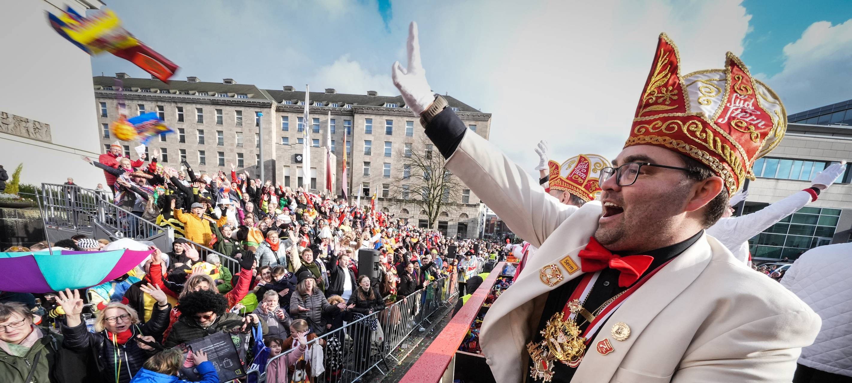 Der Rosenmontagszug am Duisburger Stadttheater