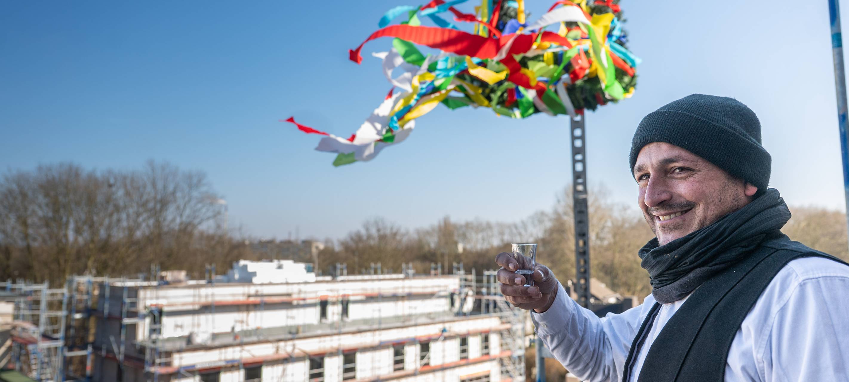 Dachdecker Marco Lindermuth sprach den traditionellen Richtspruch in Duisburg-Rheinhausen.