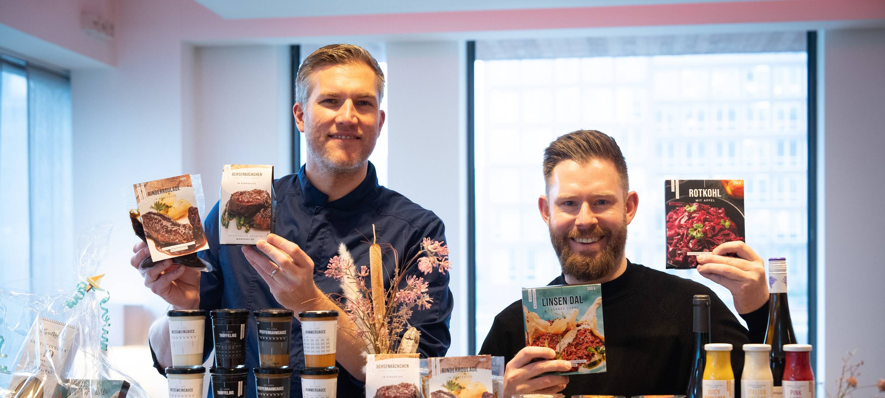 Thomas Tramp und Kai Wergener präsentieren verschiedenen Produkte aus ihrem neuen Shop.