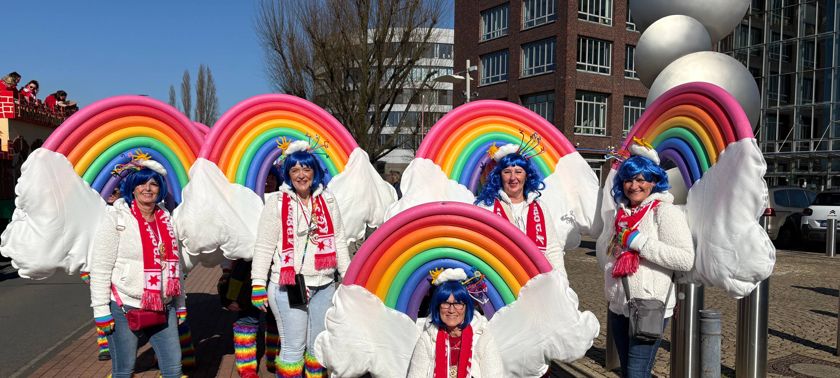 Duisburger Karnevalisten im Regenbogenkostüm zum Rosenmontagsumzug