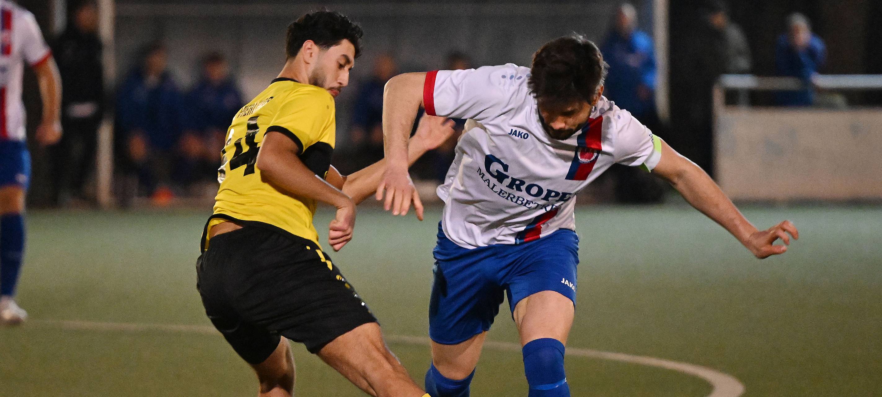 Zwei Spieler beim Kreispokalspiel zwischen DJK Vierlinden und SuS Dinslaken 09