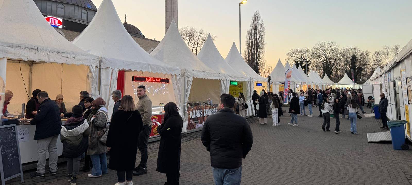 Ramadan-Basar vor der Zentralmoschee in Marxloh