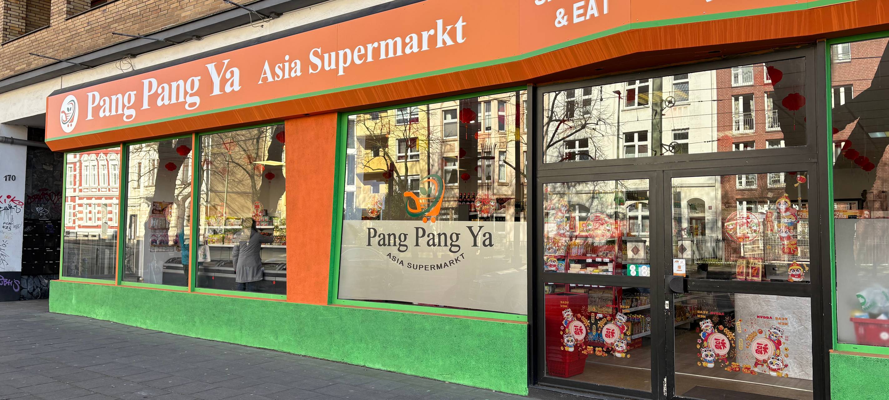 Der Asia Supermarkt Pang Pang Ya auf der Mülheimer Straße von außen