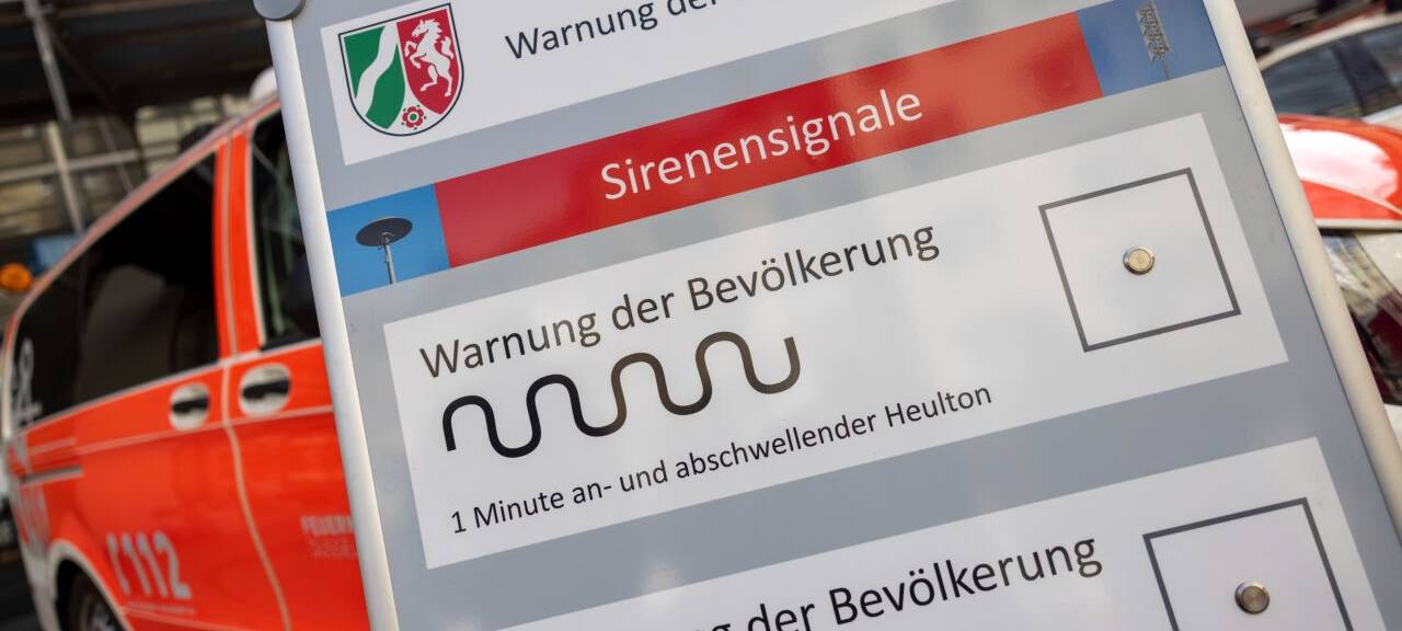 Auf einem Display vor der Leitstelle der Feuerwehr Düsseldorf sind die verschiedenen Sirenensignale zur Warnung der Bevölkerung abgebildet. Beim landesweiten Probealarm haben am Donnerstag in Nordrhein-Westfalen erneut Handys geschrillt und Sirenen geheult.