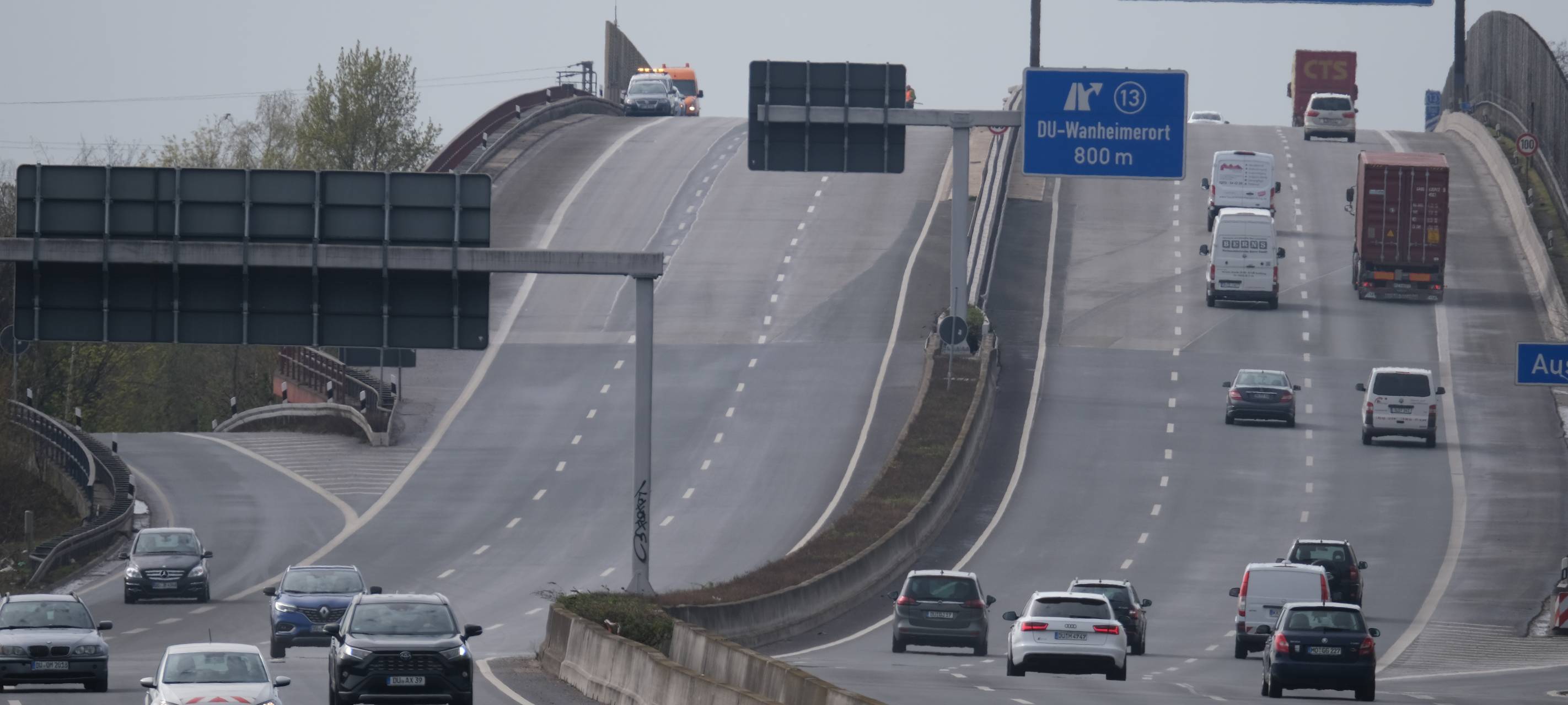 Autos fahren über die A59.