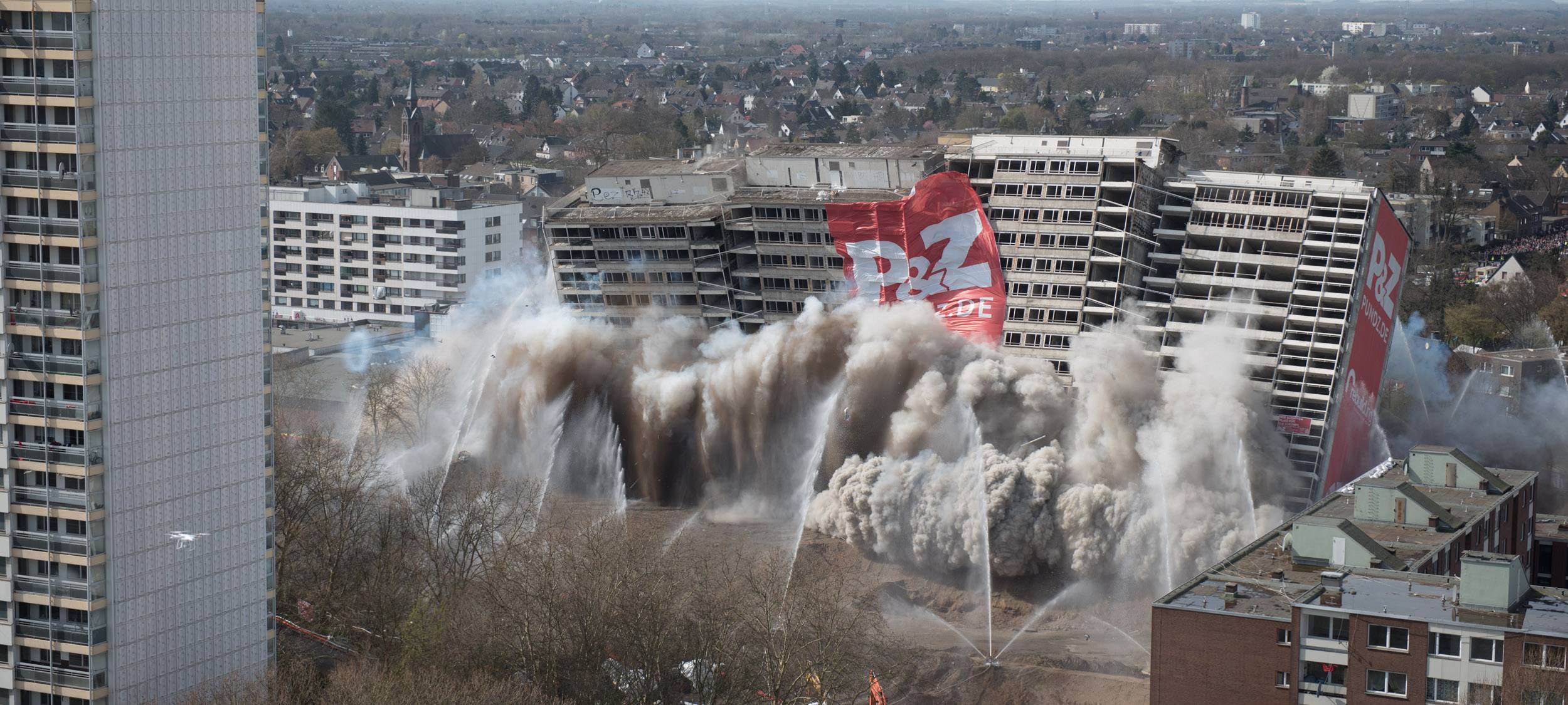 Der dritte weiße Riese wird gesprengt.