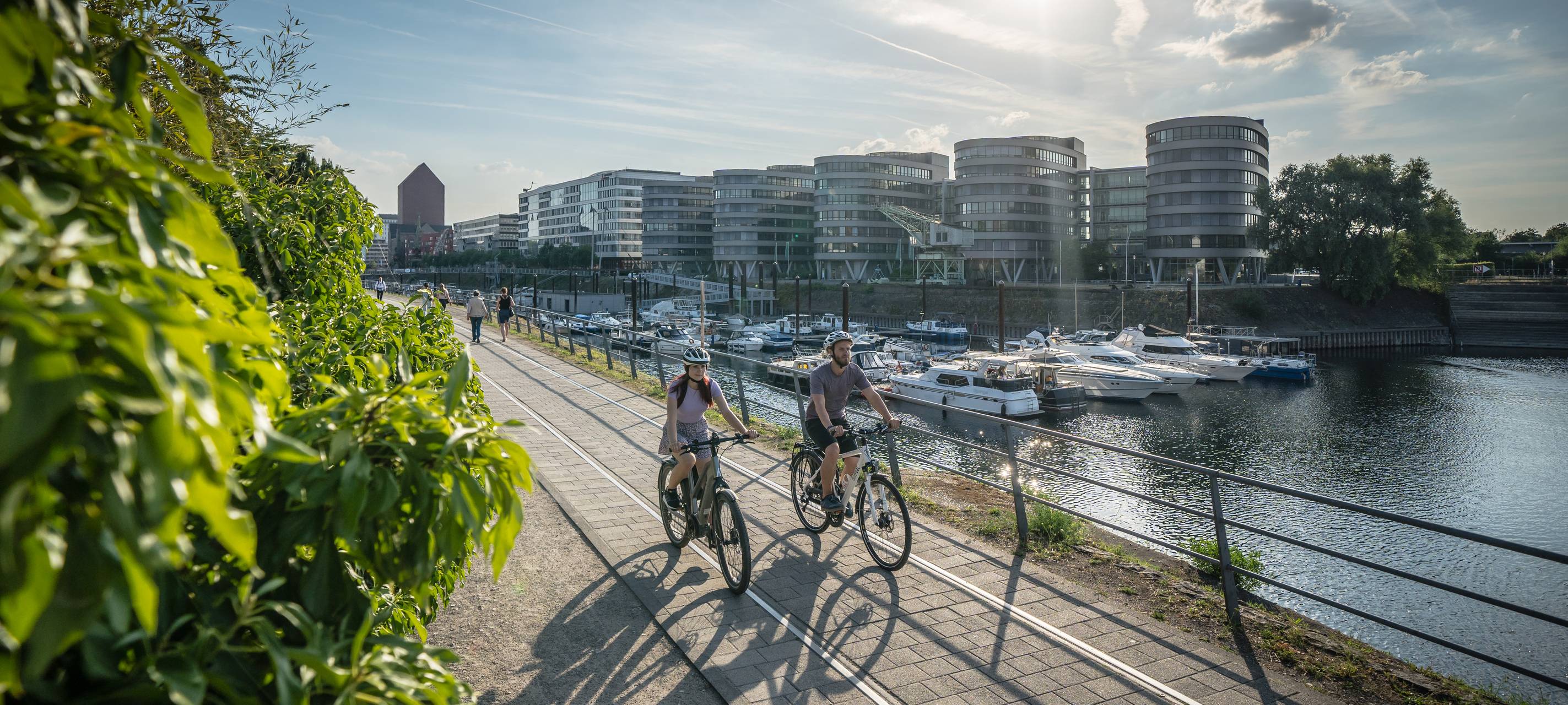 Radfahrer auf dem Fahrradweg am Innenhafen in Duisburg.
