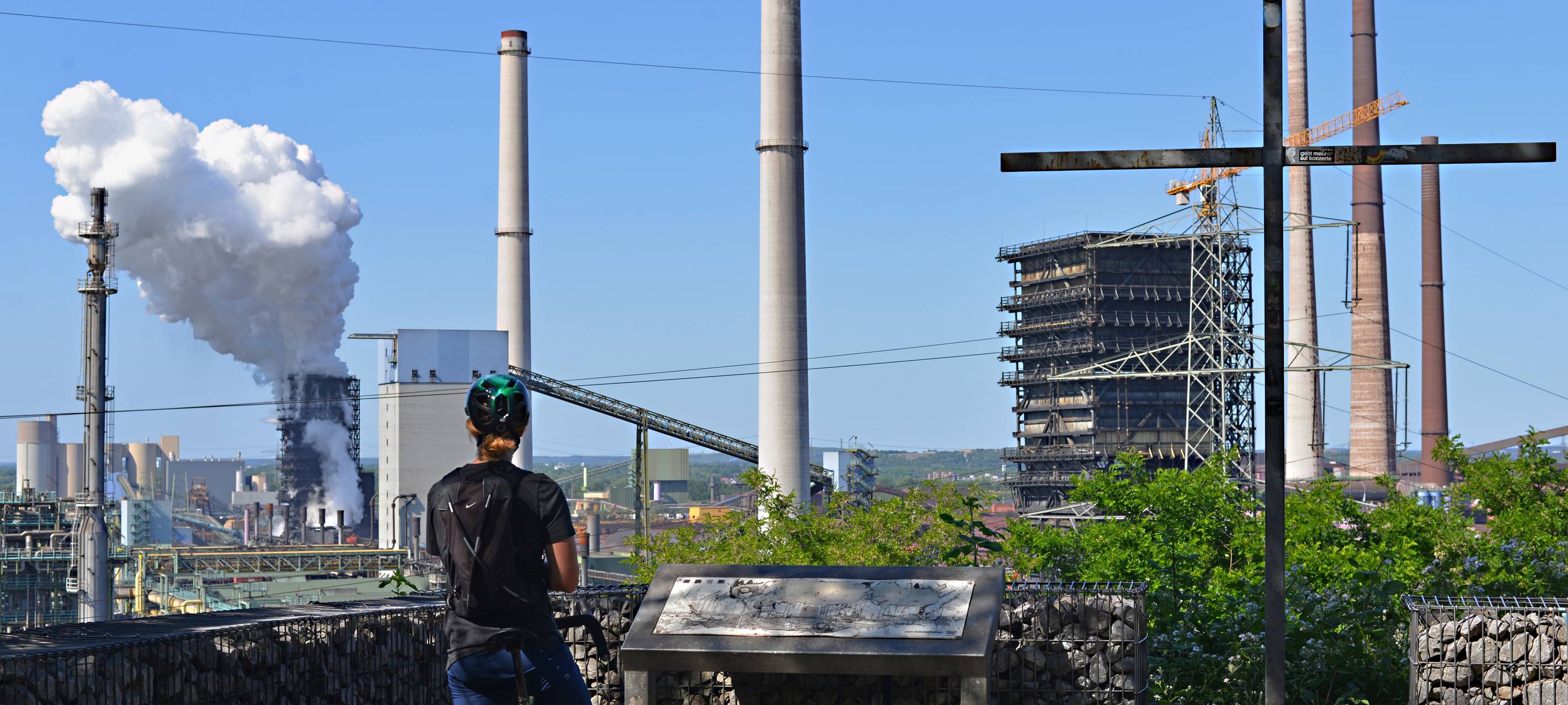 Panoramablick am Alsumer Berg mit Industriekultur im Hintergrund.