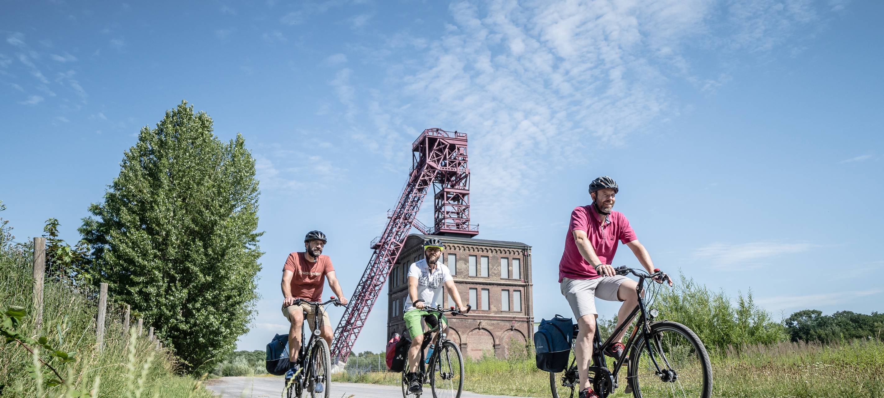 Fahrradfahrer auf dem Radweg neben der Zeche Sterkrade.