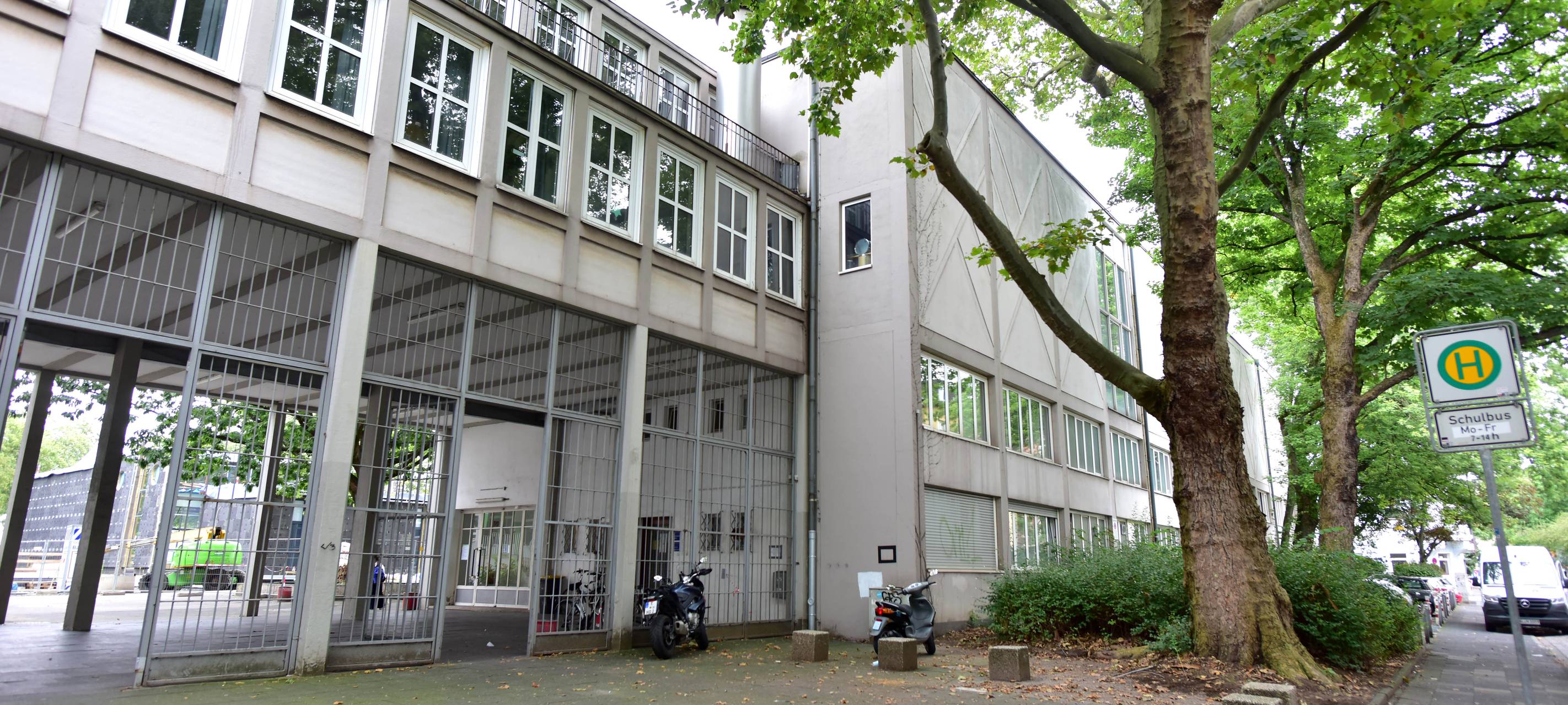 Einbruch ins Steinbart-Gymnasium: Unbekannte verwüsten Sekretariat und brechen Spinde auf