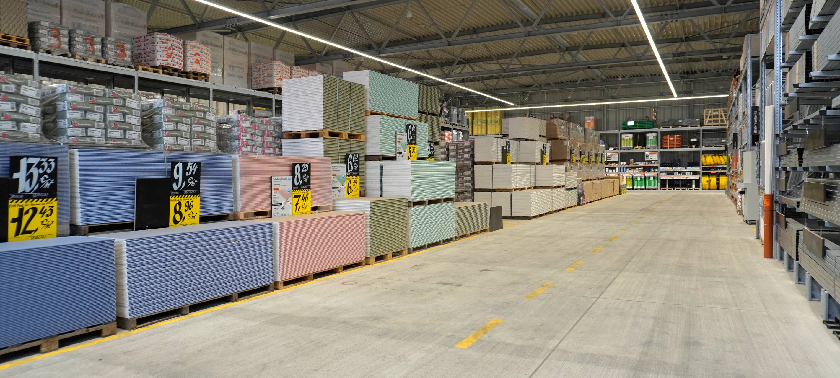 Im Drive In des neuen Hornbachs in Duisburg haben sogar große LKW Platz