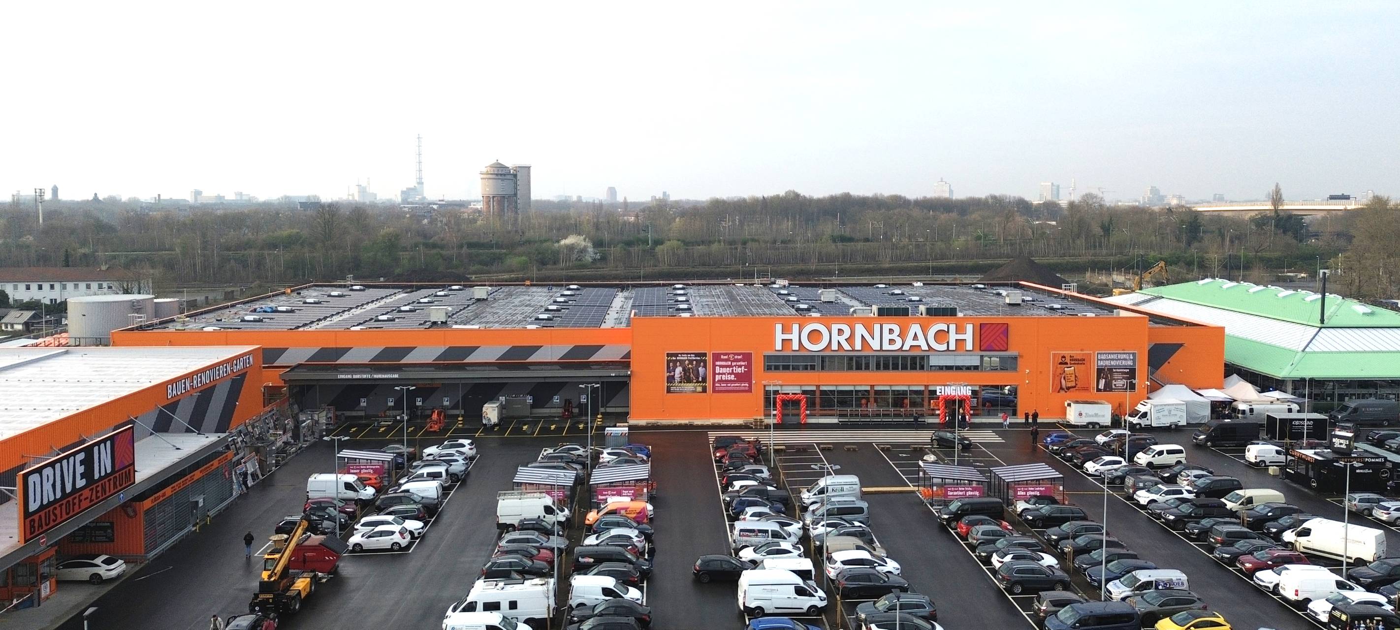 Der neue Hornbach ist an der Düsseldorfer Straße in Wanheimerort entstanden