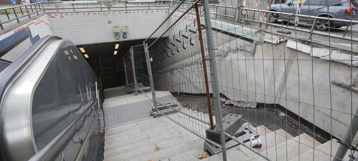 An den Zugängen zur Klosterstraße und zum Bezirksamt werden Rolltreppen eingebaut, die in beide Fahrtrichtungen genutzt werden können. Die Arbeiten beginnen am Montag (7.4.) am Zugang Klosterstraße und dauern dort voraussichtlich bis Mitte Juni.
