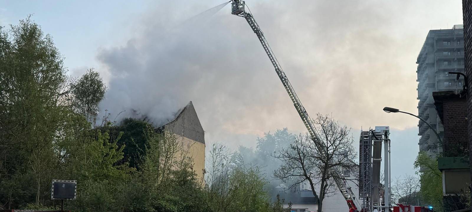 Dachstuhlbrand in Duisburg-Homberg