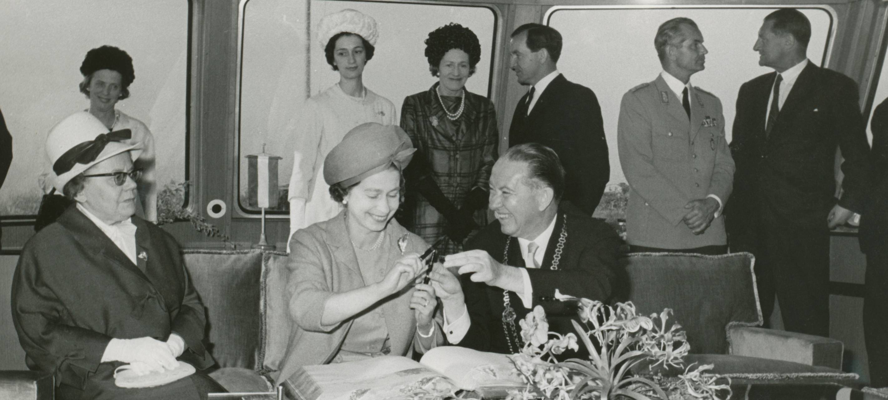 Mehr Brücken als in Venedig: Weiße Flotte wieder in der Hauptsaison
