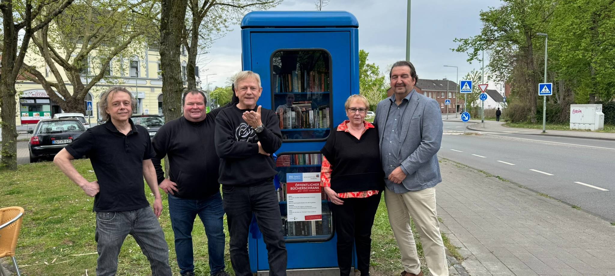 Zuständige stehen vor der neuen Bücherzelle in Bergheim