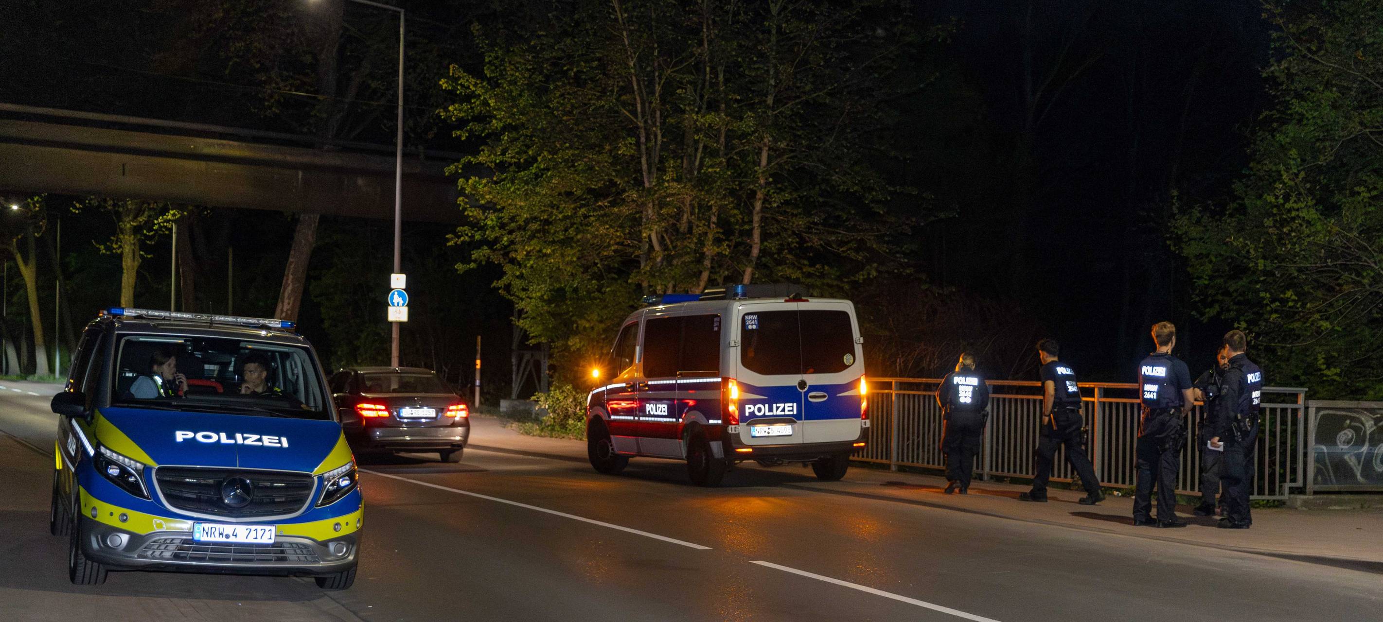 Polizeiautos auf der Straße.