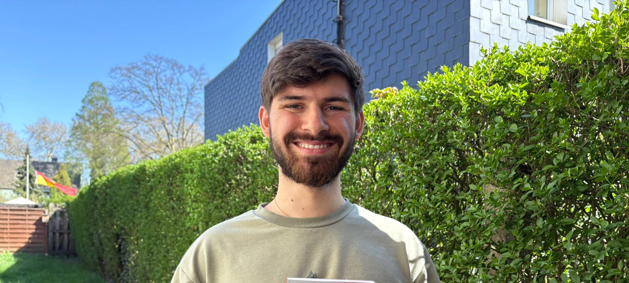 Yasin Güler hält sein neu erschienenes Buch in der Hand: "Vergeben statt Vergelten".