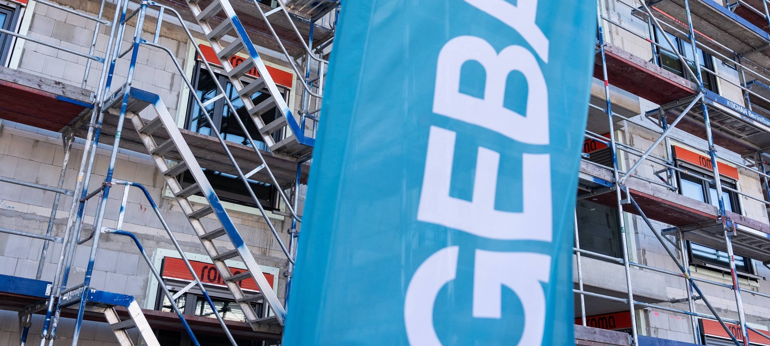 GEBAG-Schild vor einer Baustelle