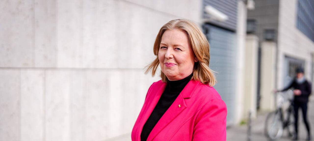 Bärbel Bas von der SPD kommt am CDU-Sitz in Berlin an und lächelt in die Kamera.