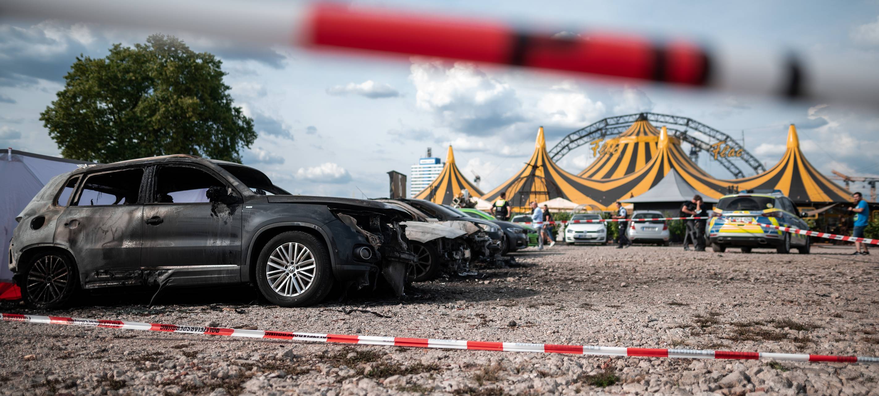Kurz vor dem Zelt des Zirkus Flic Flac stürzte in Duisburg ein Ultraleichtflugzeug auf einen Parkplatz und brannte aus.