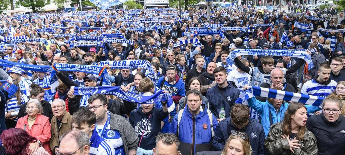 MSV-Fans feiern ihre Mannschaft auf dem Burgplatz vor dem Rathaus.
