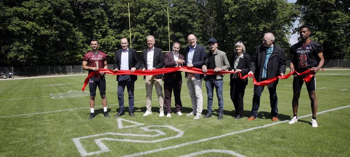Die Stadt hat gestern (07.05.) offiziell die Bezirkssportanlage Wedau 2 an das American Football-Team Rhein Fire übergeben.