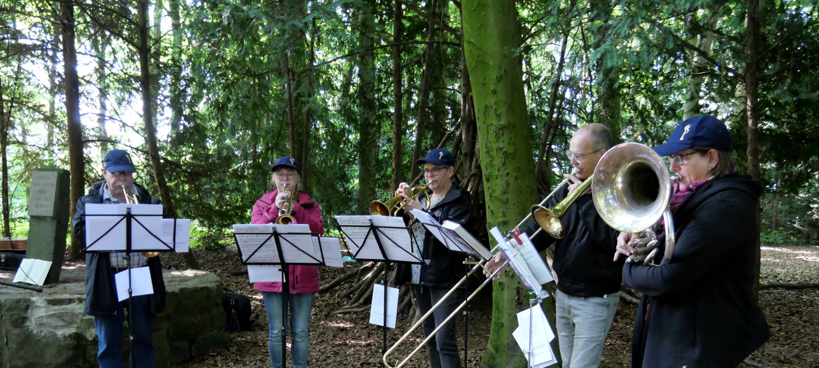Die Gottesdienste unter freiem Himmel im Duisburger Stadtwald sind beliebt.