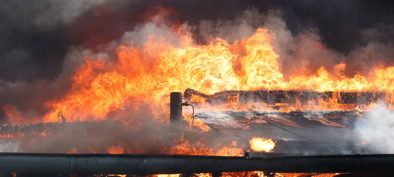 Flammen schlagen bei einem Großbrand aus dem Dach eines Gebäudekomplexes mit mehreren Schulen im Kreis Mettmann.