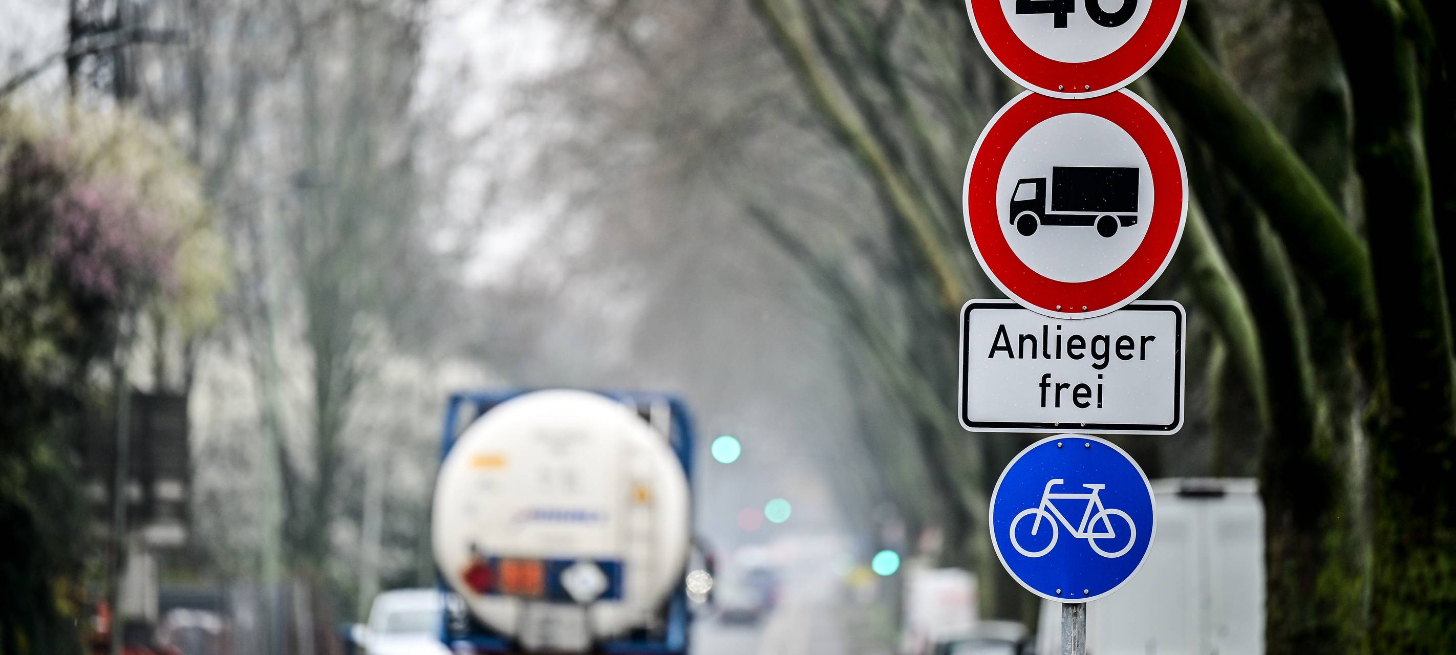 LKW-Durchfahrtsverbot auf der Bürgermeister-Pütz-Straße in Meiderich