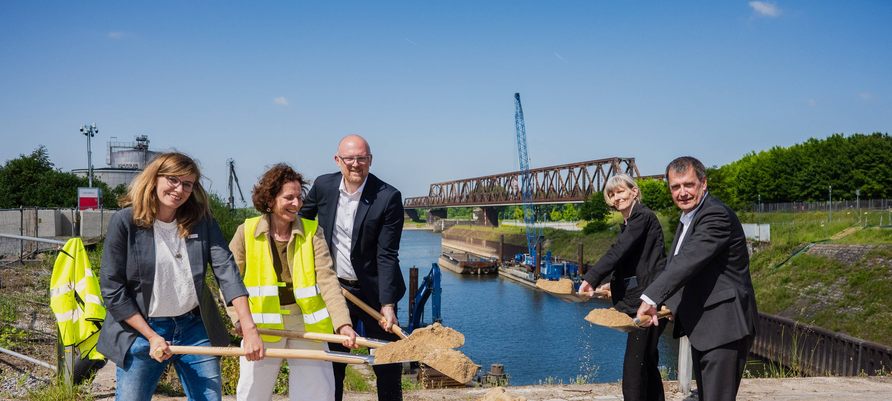 Symbolischer Spatenstich für den Umbau des Kultushafens im RheinPark