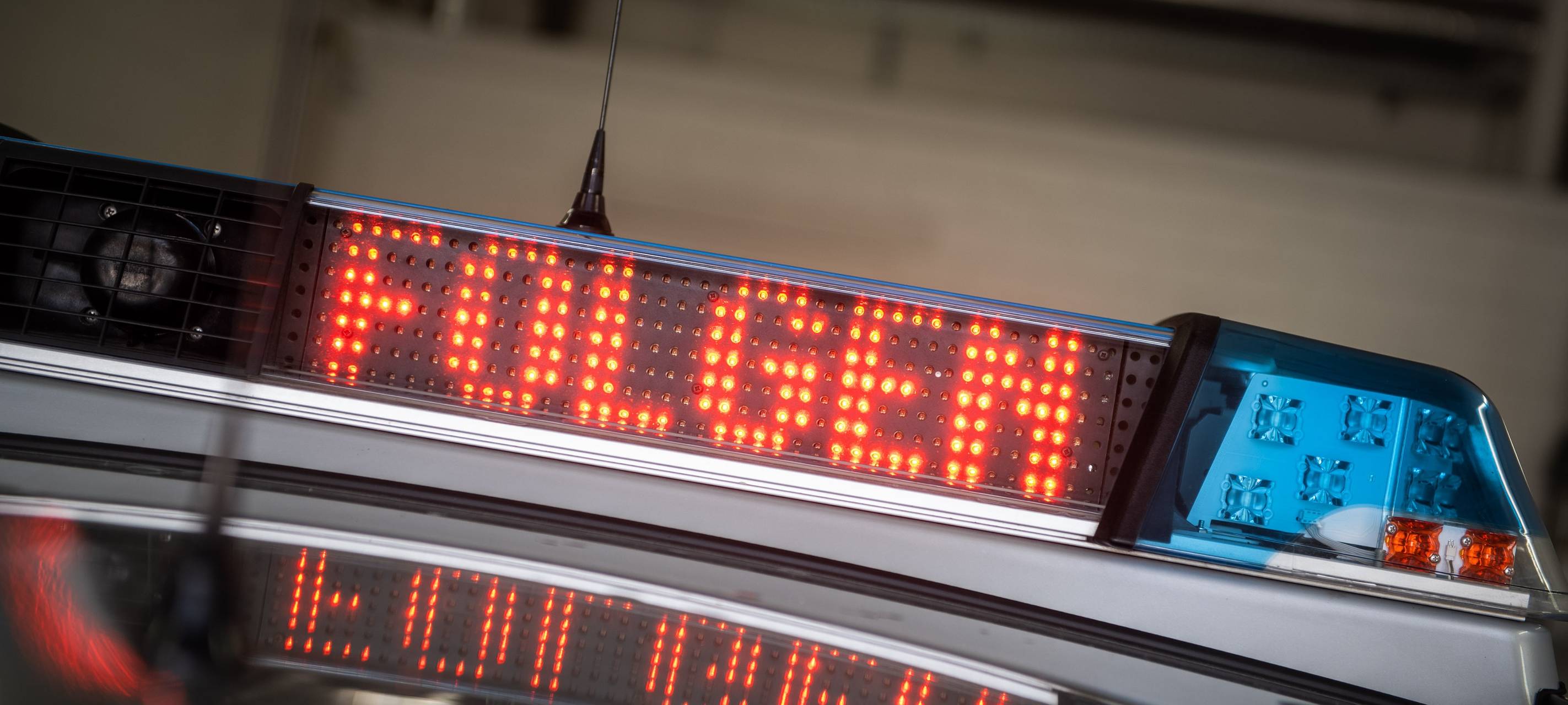 Verfolgungsjagd auf A59: Fahrer kracht in Leitplanke und flüchtet zu Fuß