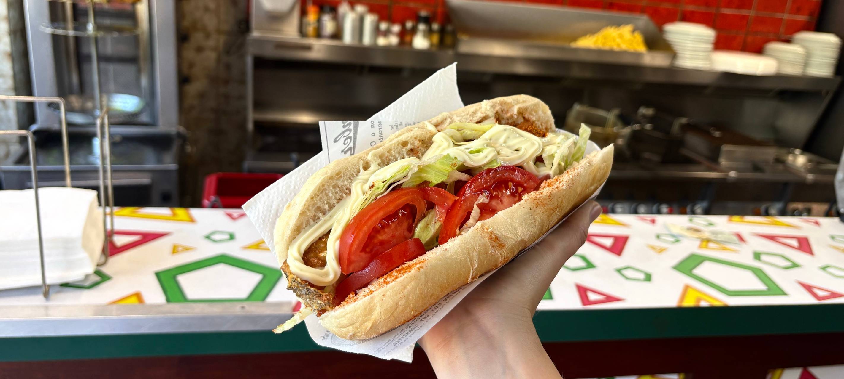 Inhaber Himmet Ünal bietet hier Fischdöner an.