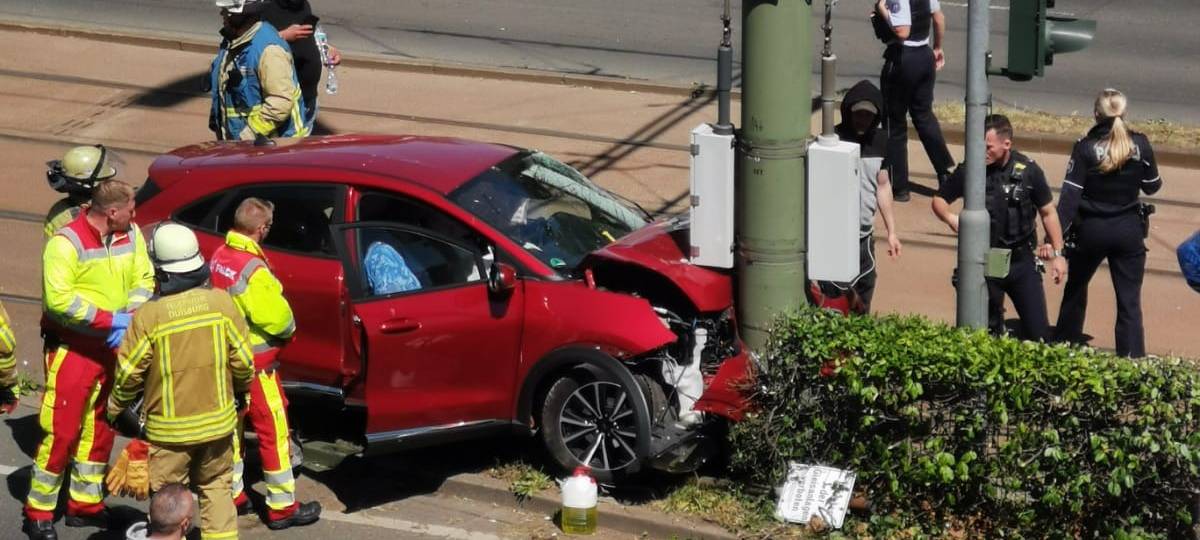 Schwerer Unfall in Hamborn: Auto prallt gegen Oberleitungsmast