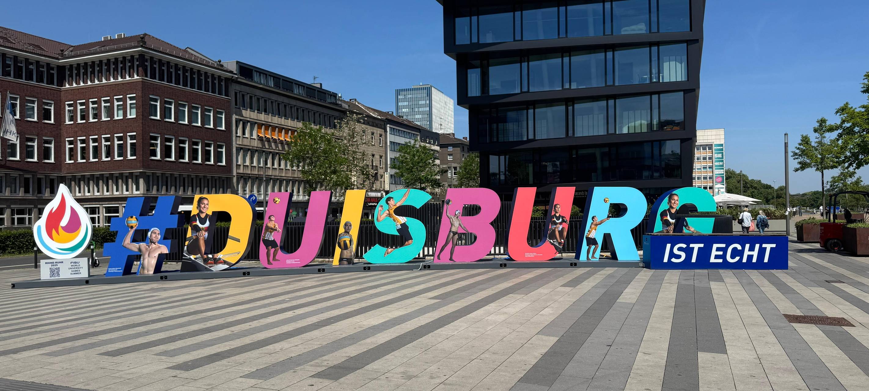 Neuer Duisburg-Ist-Echt-Schriftzug wird enthüllt.