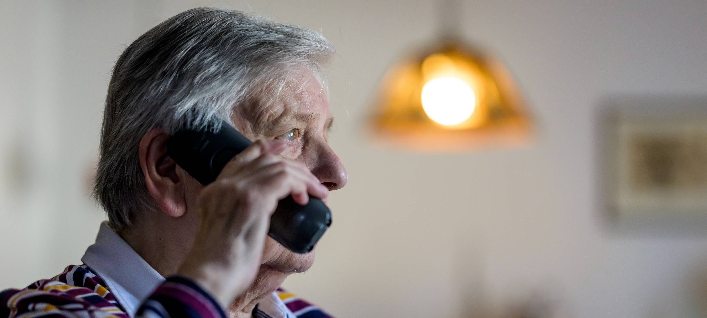 Duisburger Senior bekommt Anruf von Trickbetrügern